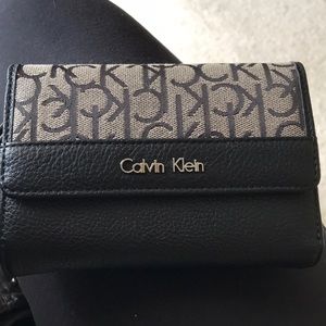 Calvin Klein zip & snap Wallet.NWOT